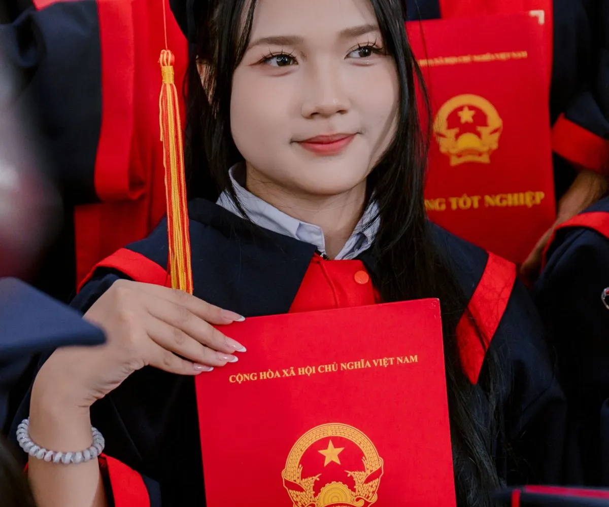 Nữ sinh cầm bằng tốt nghiệp trong buổi chụp kỷ yếu