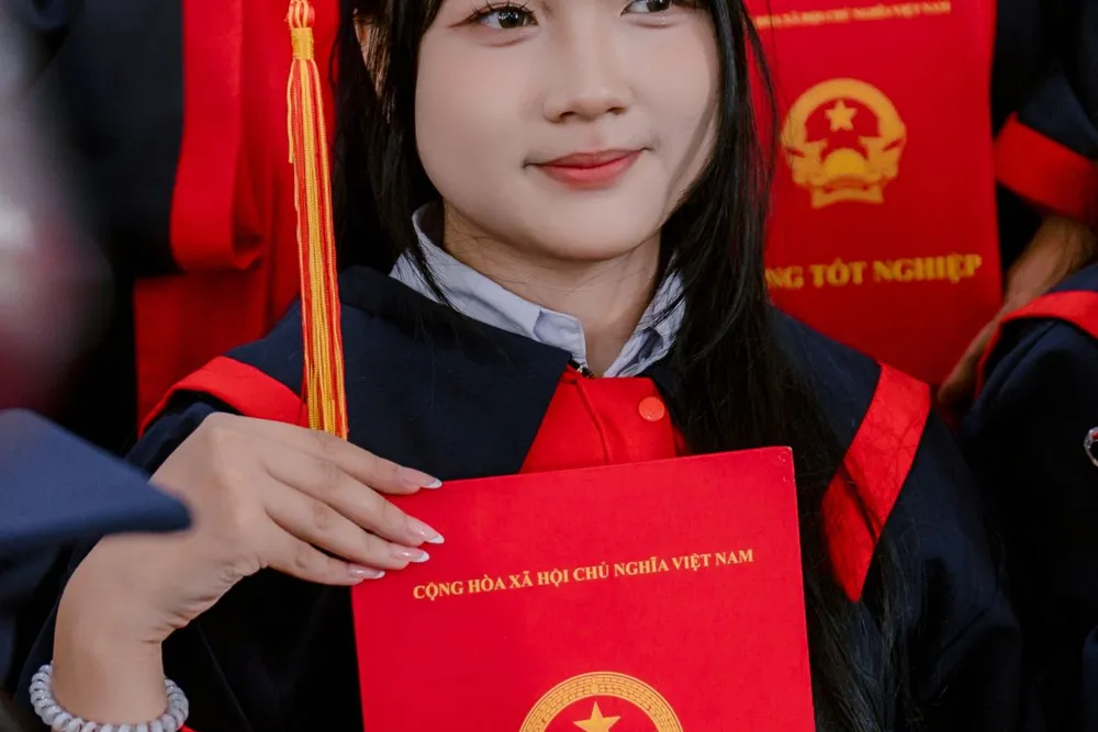 Nữ sinh cầm bằng tốt nghiệp trong buổi chụp kỷ yếu