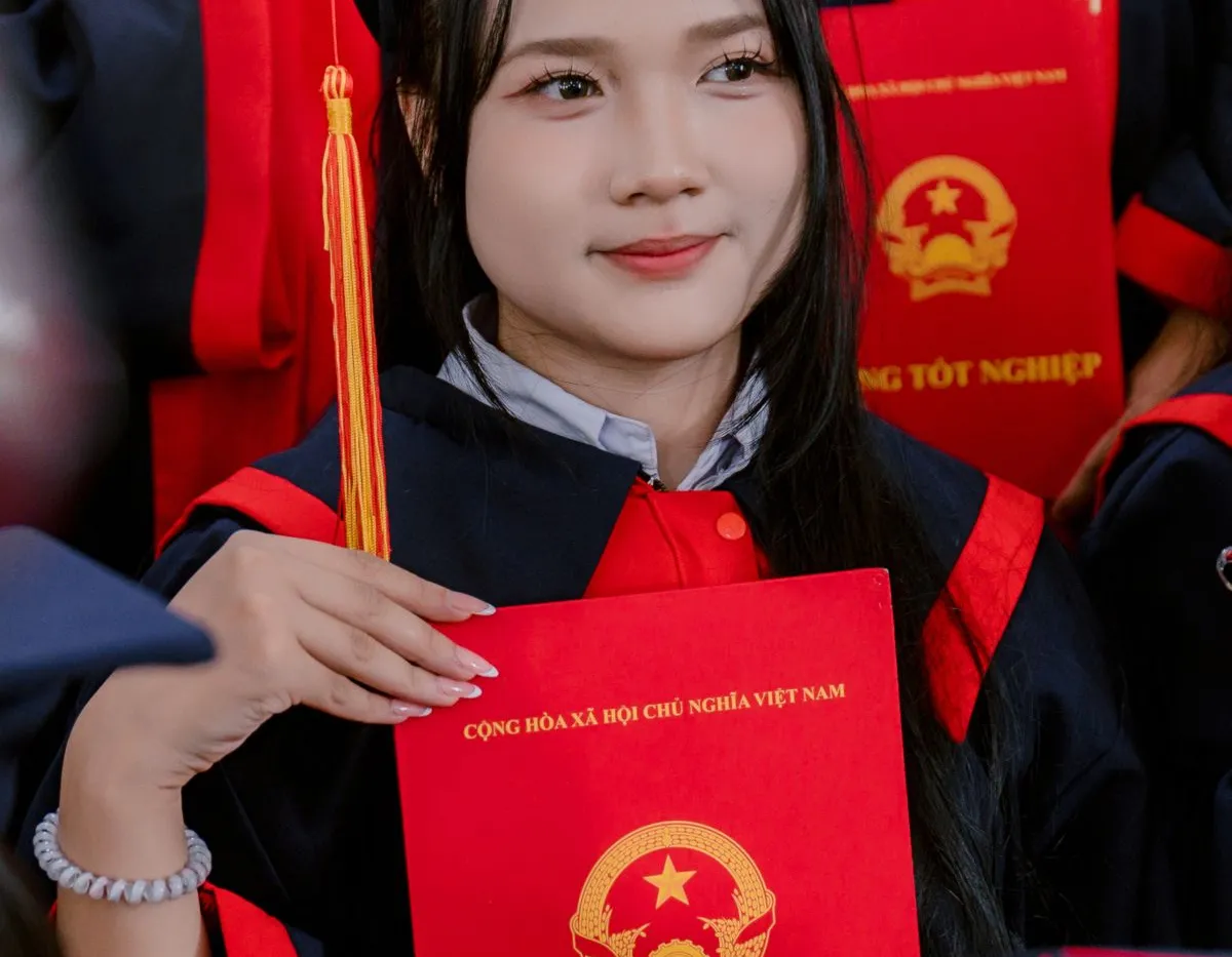 Nữ sinh cầm bằng tốt nghiệp trong buổi chụp kỷ yếu