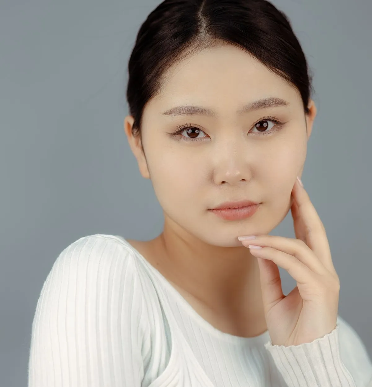 Chân dung áo trắng với ánh sáng mềm bên cửa sổ