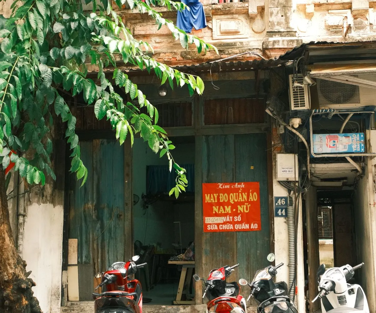 Góc phố cổ Hà Nội với mặt tiền nhà xưa