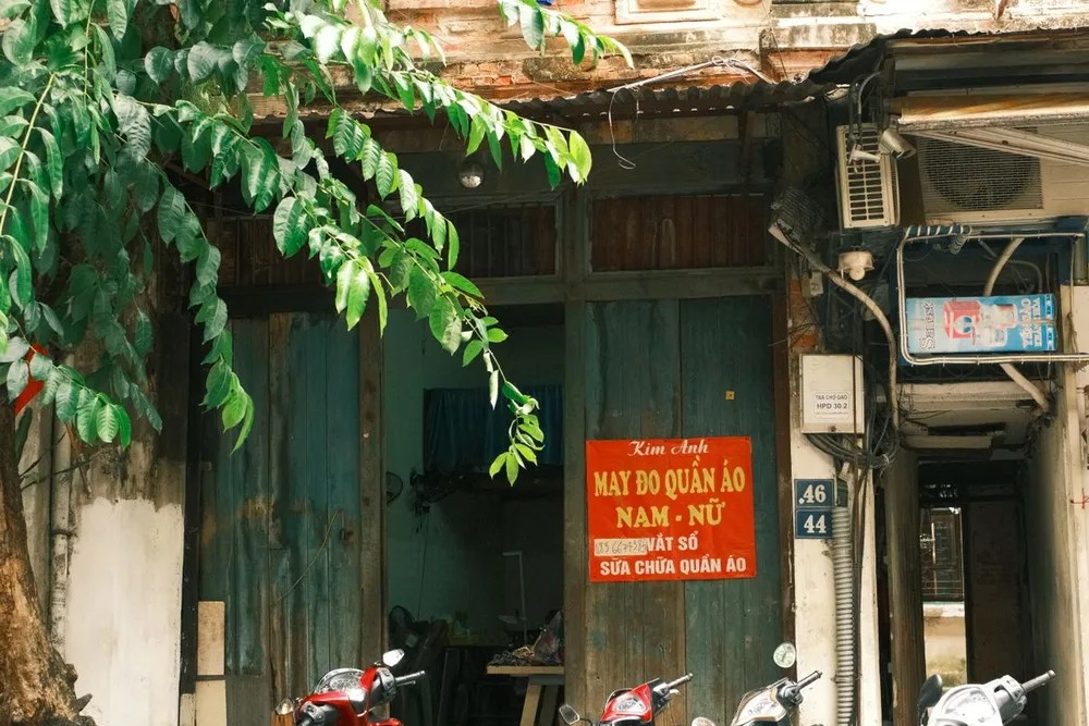 Góc phố cổ Hà Nội với mặt tiền nhà xưa