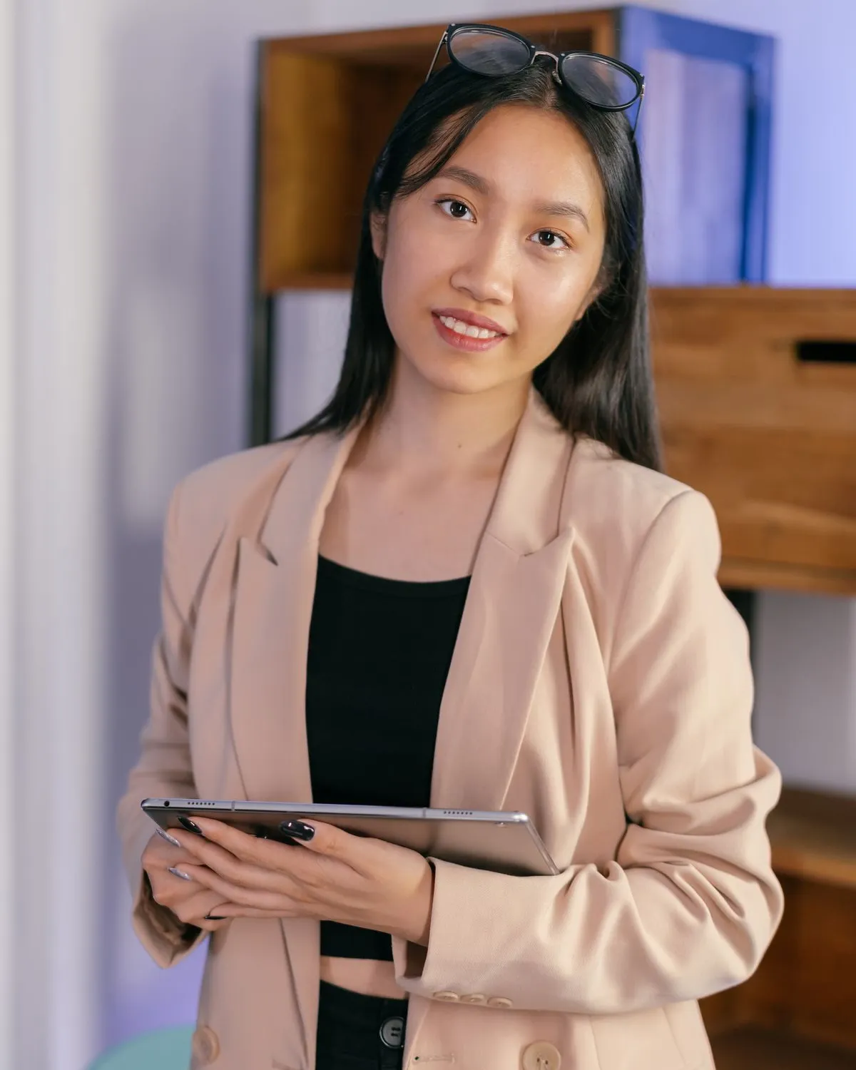 Nữ quản lý cầm máy tính bảng tại văn phòng