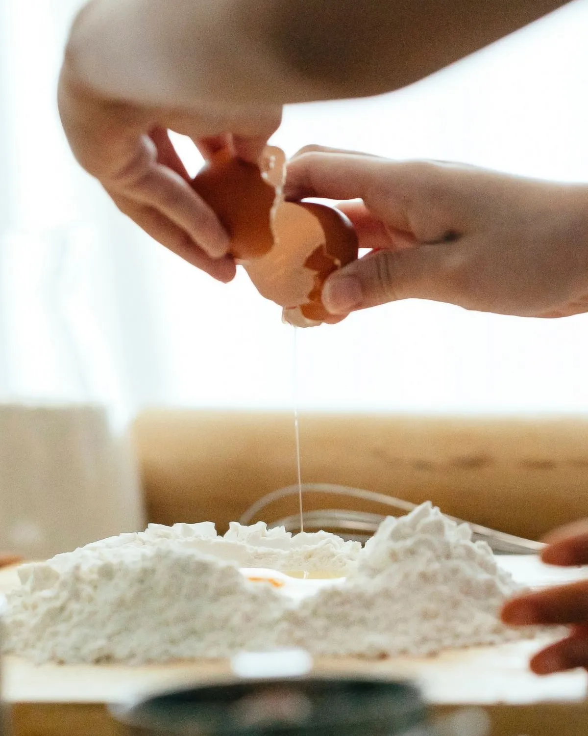Khoảnh khắc đập trứng trong ánh sáng ngược