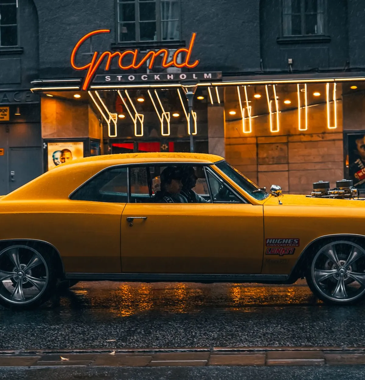 Xe cổ màu vàng dưới ánh đèn neon trong mưa
