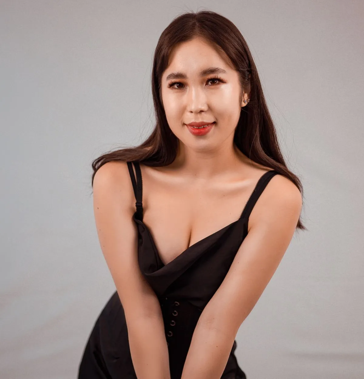 Chân dung váy đen trên phông xám trung tính