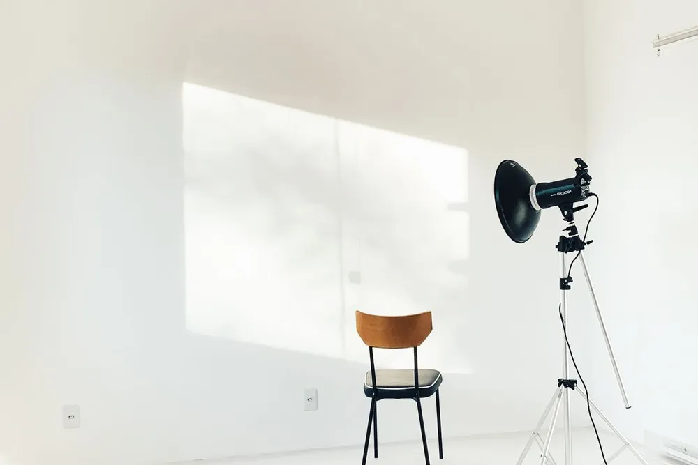 Không gian studio tối giản với đèn chụp chuyên nghiệp