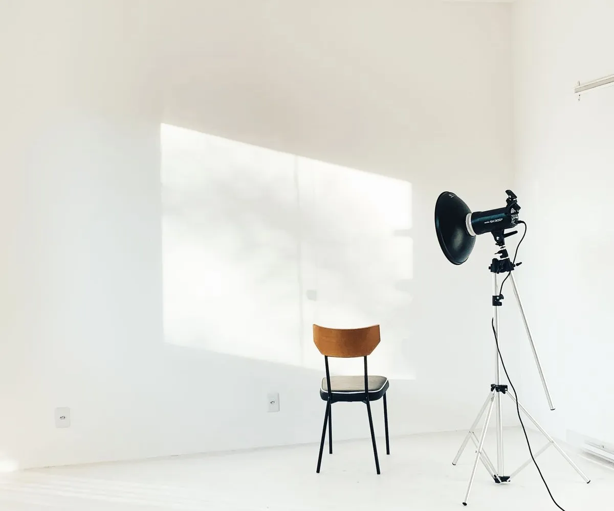 Không gian studio tối giản với đèn chụp chuyên nghiệp