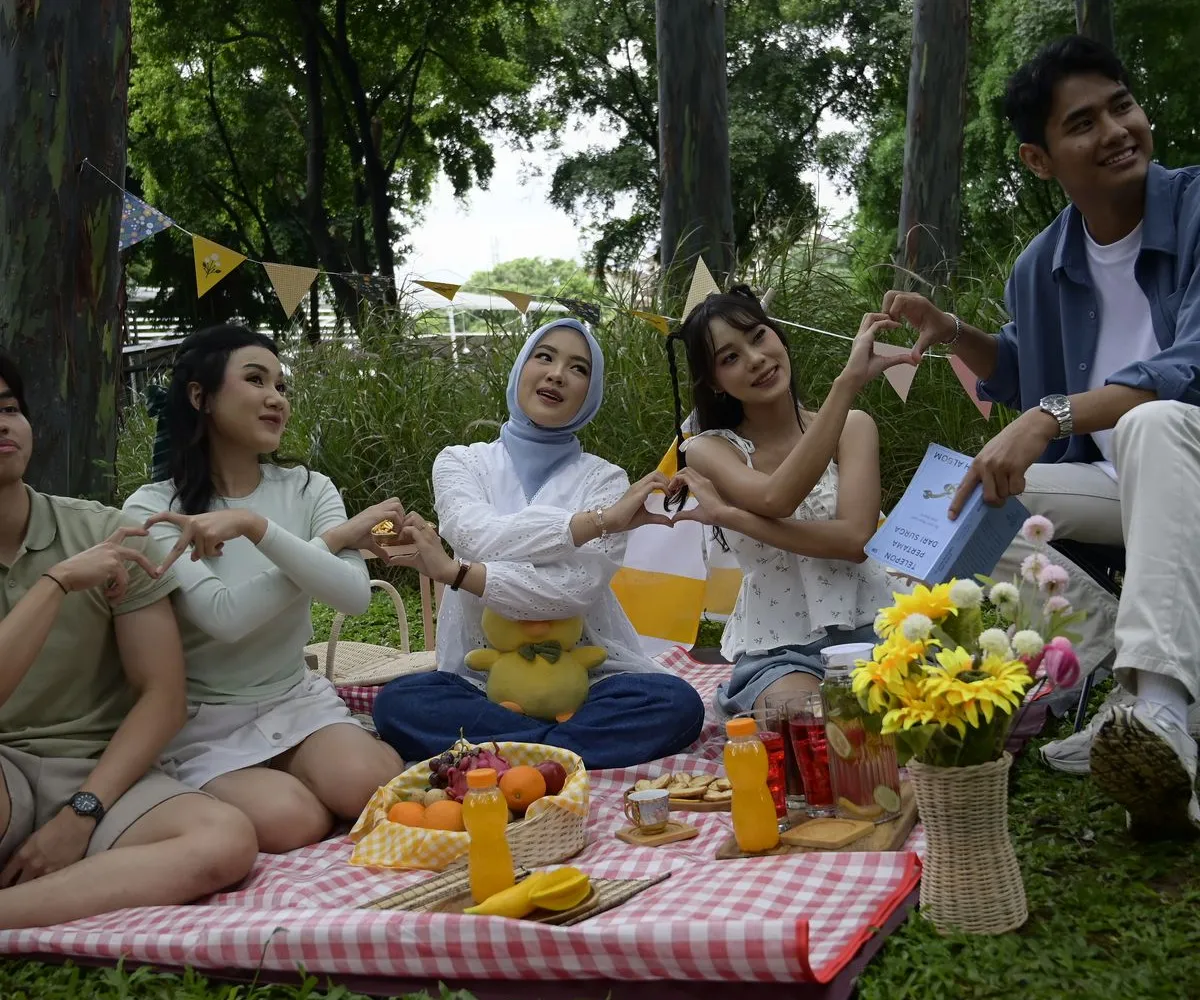 Nhóm bạn picnic trong công viên xanh mát