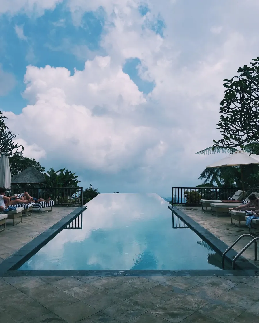Hồ vô cực đối xứng phản chiếu mây trời