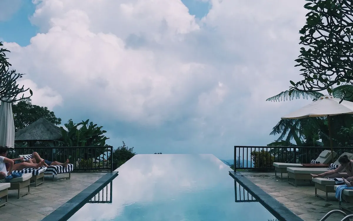 Hồ vô cực đối xứng phản chiếu mây trời
