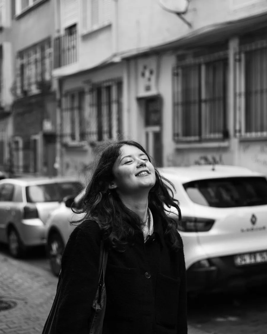 Nụ cười nhắm mắt giữa con phố nhỏ